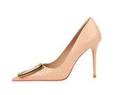 Tacones de aguja con decoración de metal